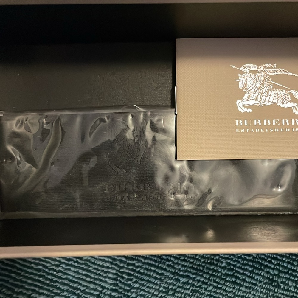NIB WOMENS BURBERRY SUNGLASSES - Picture 10 of 10